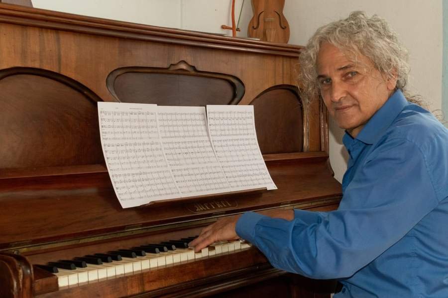 Álvaro Fernández Gaviria al piano