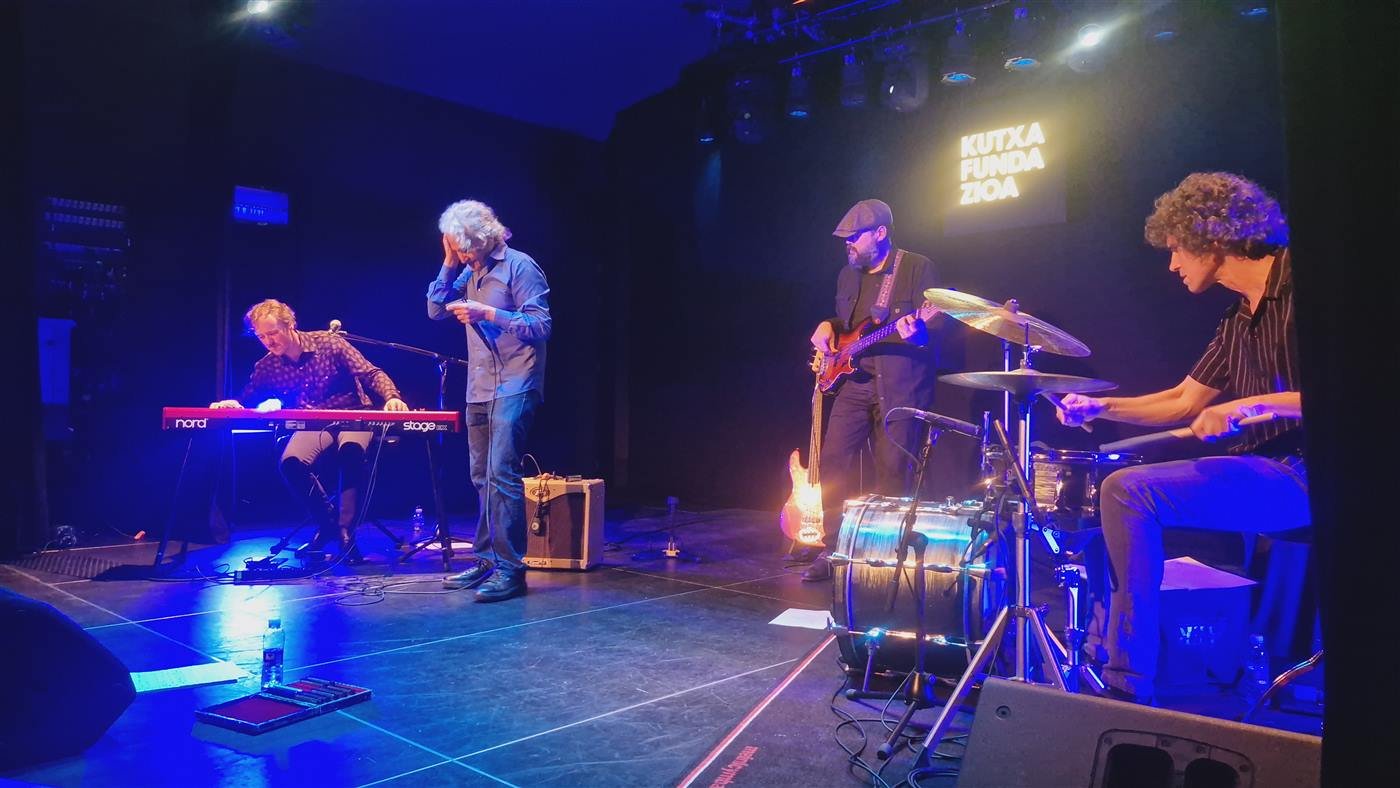 Álvaro Fernández Gaviria en concierto con banda completa en la Kutxa Fundazioa · mayo 2025