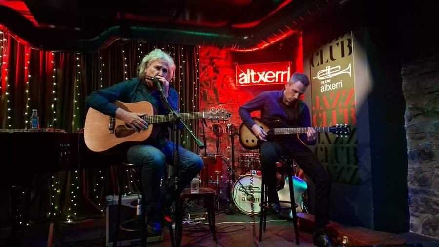 Álvaro Fernández Gaviria y Jon Aira en dúo acústico en el Altxerri
