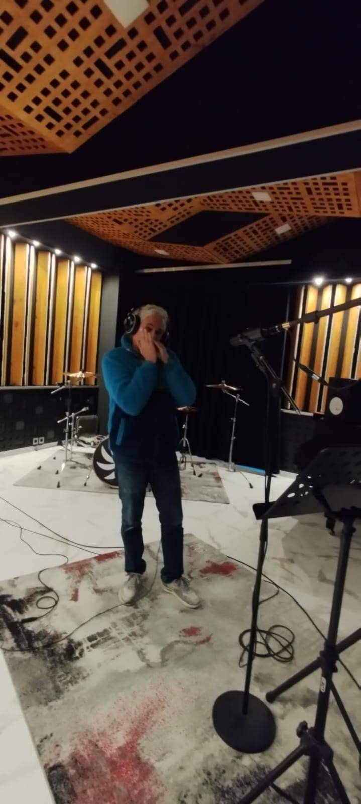 Álvaro Fernández Gaviria grabando en estudio · febrero 2026