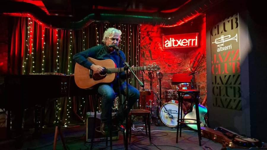 Álvaro Fernández Gaviria a la guitarra en el Altxerri · diciembre 2025