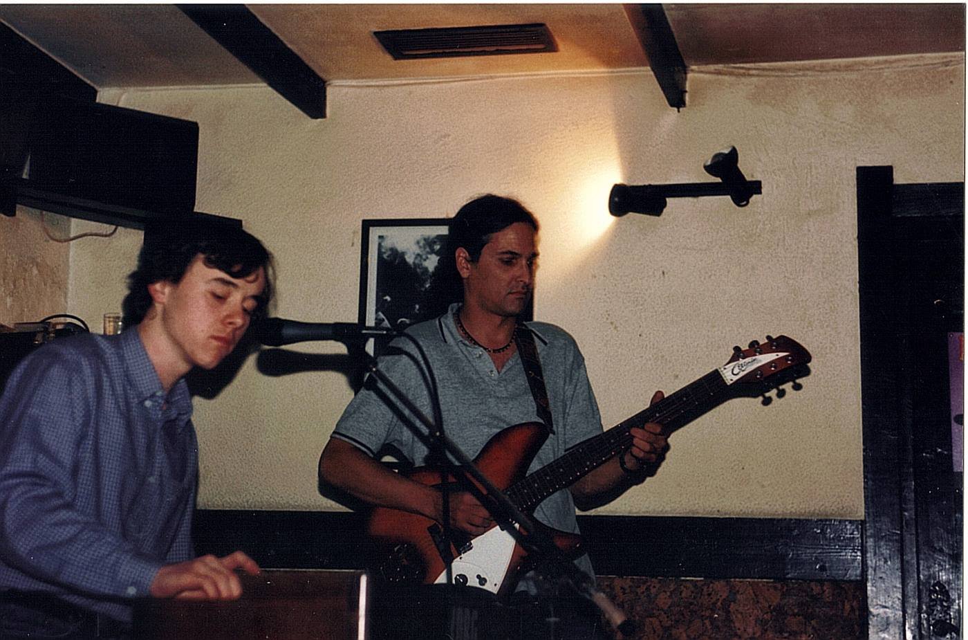 Paul San Martín y Álvaro Fernández Gaviria tocando en La Gatera · 1998